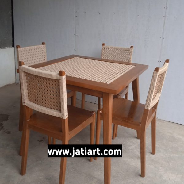 meja makan dengan kursi rotan tebal